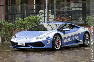 La moglie salvata dalla Lamborghini della polizia, il marito ringrazia l’agente